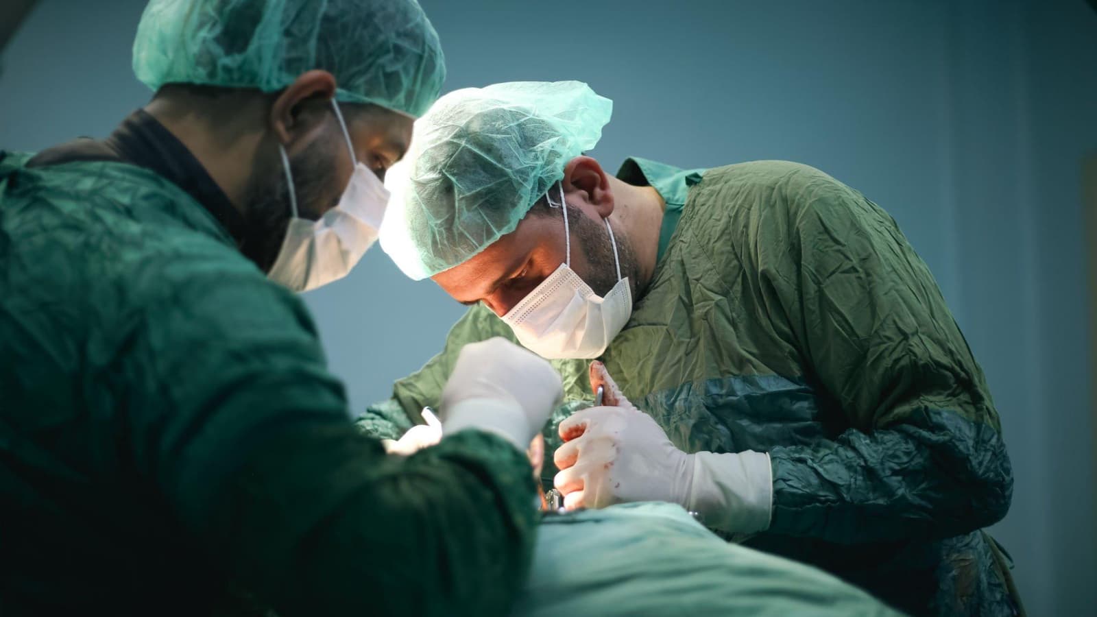What are the risks associated with appendix removal?