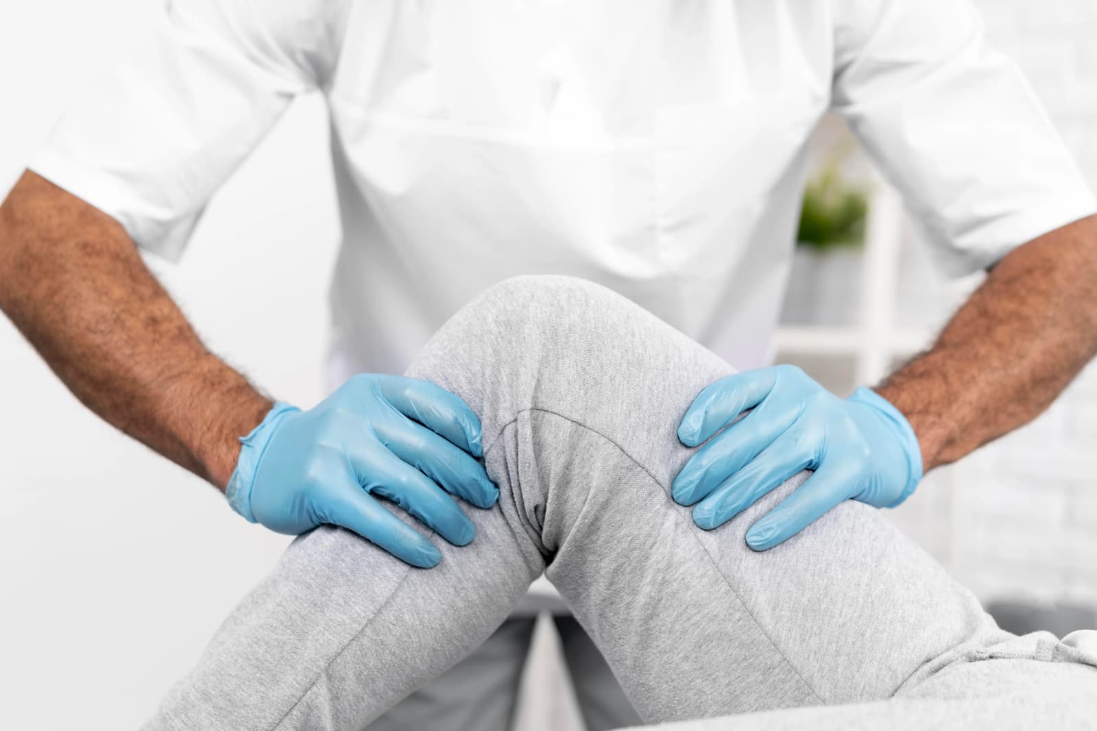 How is knee replacement performed in Iran?