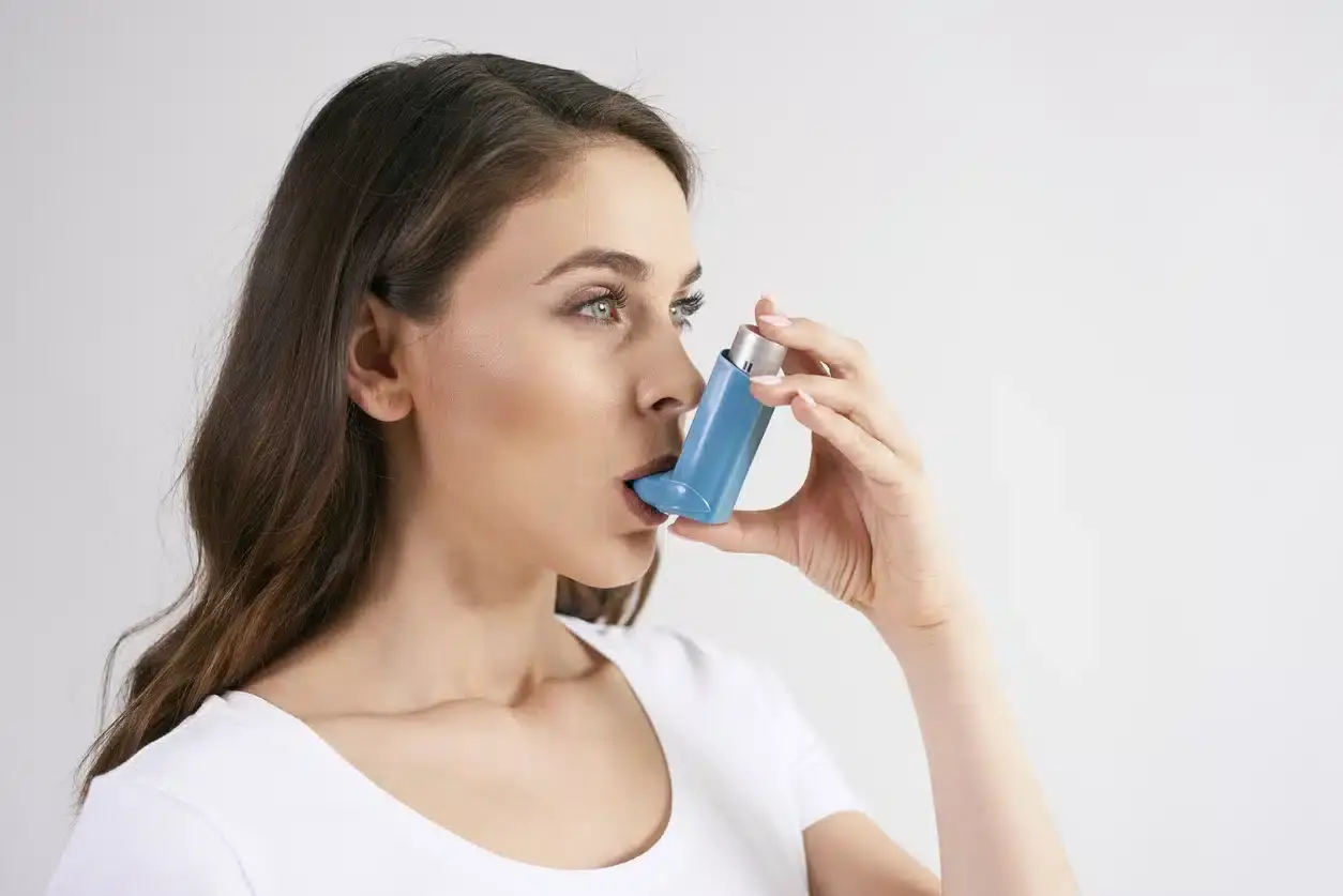 What are the symptoms of asthma?