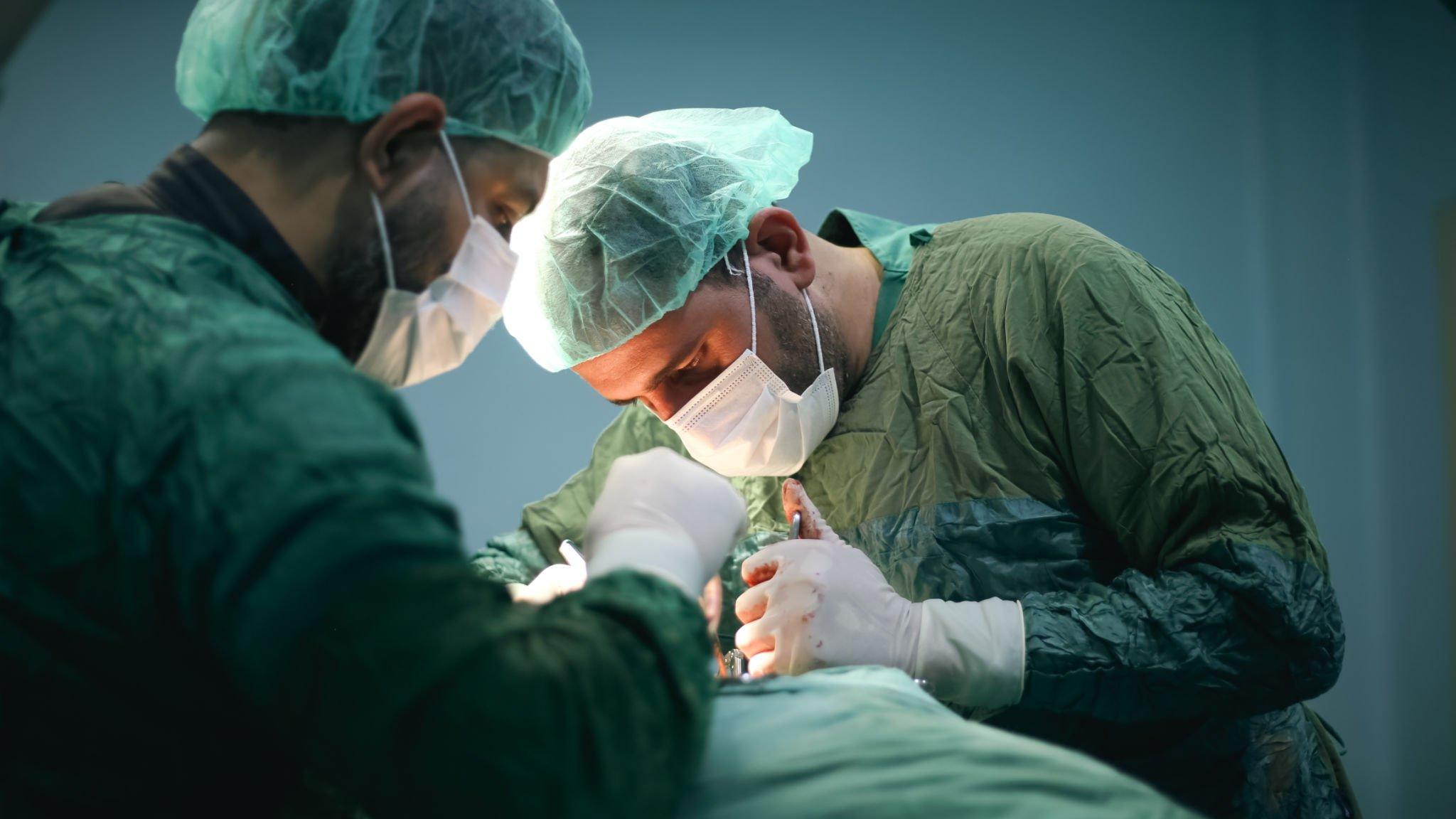 What are the risks associated with appendix removal?