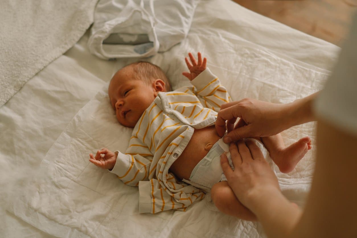 What are the signs and symptoms of biliary atresia?