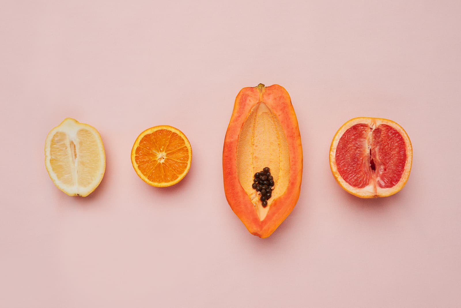 What are the risks and complications of labia surgery?